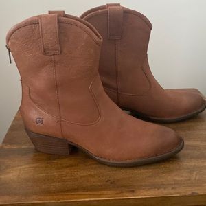 Born Womens Boot. Size 9